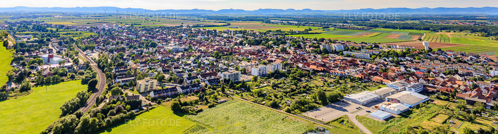 Luftbild: Stadtpanorama von der Bahnlinie über Raiffeisenstraße bis DBK in den Unterkandeler Gärten in Kandel im Bundesland Rheinland-Pfalz in Deutschland. Foto: IMG_30683-Bearbeitet.jpg vom 31.07.2010 durch Werner Riehm/FLY-FOTO.deAuflösung des Originals: 11835 x 3203 px