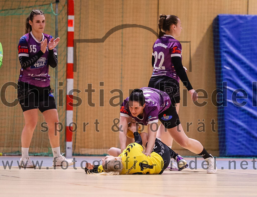 2025-01-11_029_SpVgg_Altenerding_gegen_HF_Scheyern | Erding, Deutschland, 11.01.2025:Handball, Bezirksoberliga Frauen Altbayern 2024 / 2024, 10. Spieltag, SpVgg Altenerding gegen HF Scheyern,Endergebnis: 20:23Verena Kaiser (SpVgg Altenerding, #55), Carina Heimbach (HF Scheyern, #21), Janina Konrad (SpVgg Altenerding, #2), Johanna Taubmann (SpVgg Altenerding, #22)Foto: Christian Riedel / fotografie-riedel.net