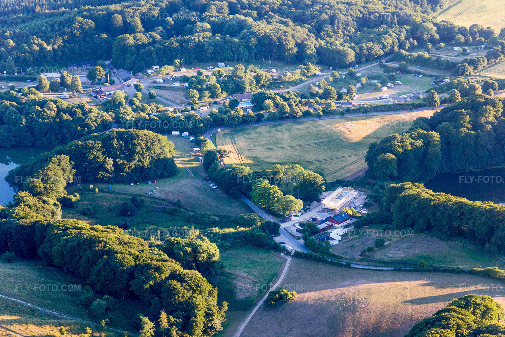 Aerial view: (DK), Møns Klint Resort and Camping in Borre in the state Zealand, Denmark. – Photo: IMG_108680.jpg taken on 07/04/2018 by Werner Riehm/FLY-FOTO.com – Resolution of the original: 5472 x 3648 px
