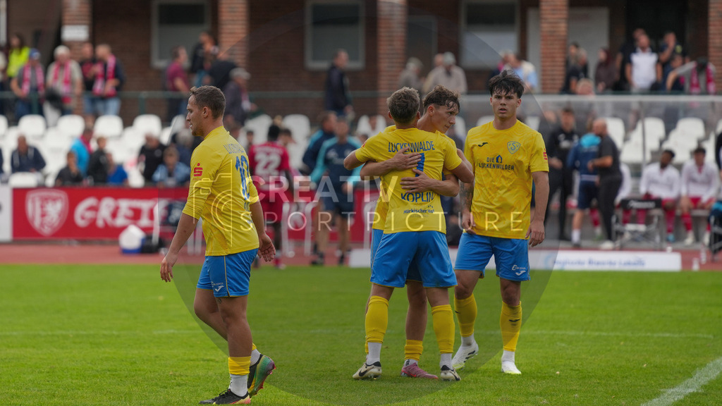 Fußball, Herren, Saison 2025/2026, Regionalliga Nordost, 9. Spieltag, Greifswalder FC vs. FSV 63 Luckenwalde, Sonntag 21.09.2025, Volksstadion Greifswald, | Fußball, Herren, Saison 2025/2026, Regionalliga Nordost, 9. Spieltag, Greifswalder FC vs. FSV 63 Luckenwalde, Sonntag 21.09.2025, Volksstadion Greifswald, Im Bild: Erleichterung beim FSV 63 Luckenwalde nach dem 0:2 Sieg. - Realisiert mit Pictrs.com
