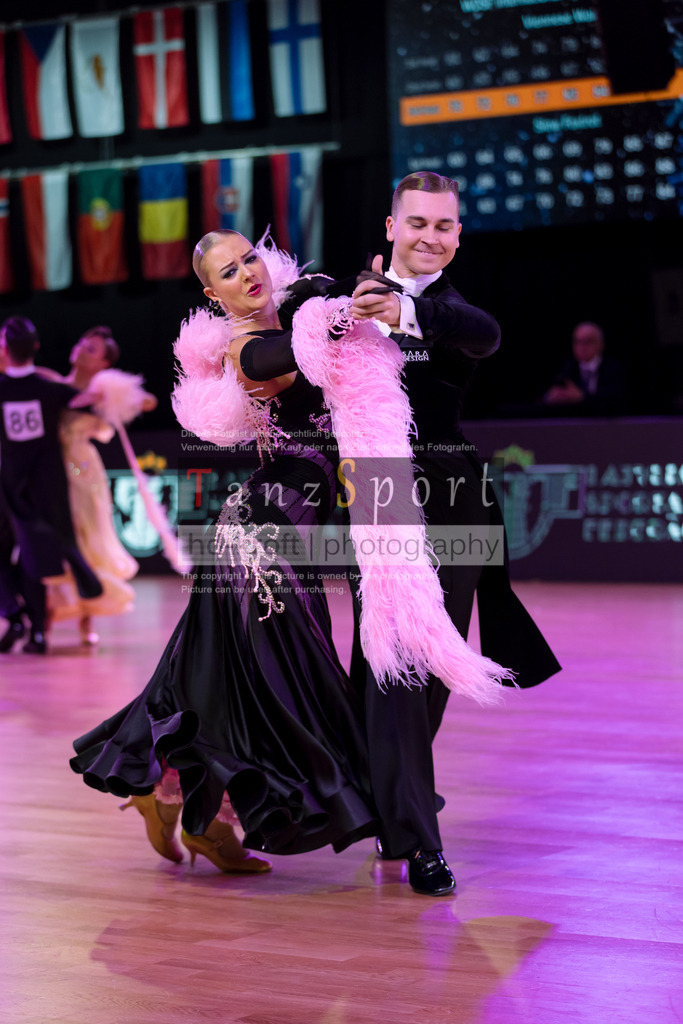 20241215_WDSF_Int_Open_Std-Riga-8829 | Tanzsportbilder, Standardtanz, Lateintanz, WDSF, DTV, LTVB, dancecomp, goc, hessen tanzt, blaues band der spree, walzer, tango, wiener walzer, slowfox, quickstepp, samba, rumba, cha-cha-cha, paso doble. jive, hd-kroft photography, turniertanzsport