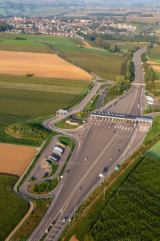 Vue aérienne: Péage de l'autoroute Hochfelden Sanef A4 à Schwindratzheim dans le département Bas Rhin, France – .Photo: IMG_138060.jpg prise le 19/08/2023 par Werner Riehm/FLY-FOTO.eu – Résolution de l'original: 3648 x 5472 px – SANEF.COM
