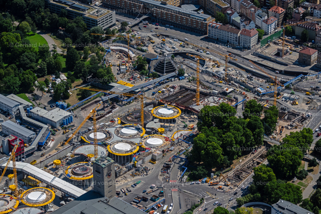 4034653 | STUTTGART 22.07.2020 Hauptbahnhof der Deutschen Bahn und Bauarbeiten zum Verkehrs- und Städtebauprojekt Stuttgart 21 in Stuttgart im Bundesland Baden-Württemberg. Weiterführende Informationen bei: Deutsche Bahn AG,  Ed. Züblin AG,  HTG Ingenieurbüro für Bauwesen GmbH,  Vössing Ingenieurgesellschaft mbH. // Building of the main station of the railway and construction site for the development project Stuttgart 21 in Stuttgart in the state of Baden-Wurttemberg. Further information at: Deutsche Bahn AG,  Ed. Zueblin AG,  HTG Ingenieurbuero fuer Bauwesen GmbH,  Voessing Ingenieurgesellschaft mbH. Foto: Gerhard Launer