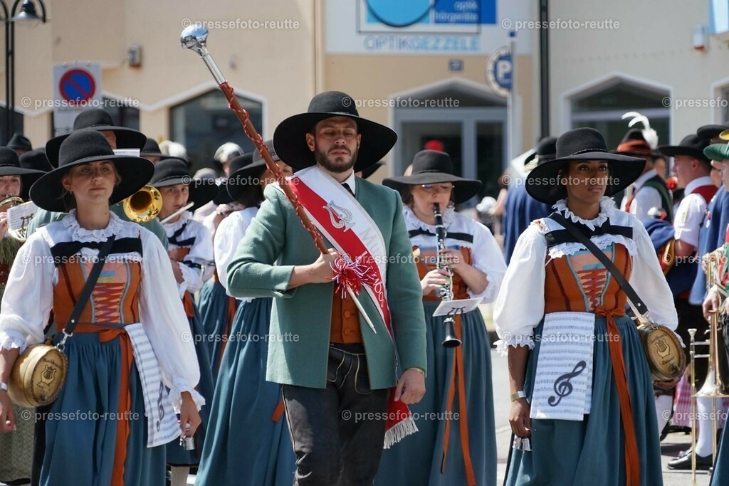 04b-LERMOOS-Bundesmusikfest-2023-Juni16-Reutte-DSC06363 | Info aus dem Bezirk Reutte/Ausserfern Tirol sowie eine umfangreiche Bilddatenbank über die gesamte Region: Lechtal, Talkessel Reutte, Tannheimertal, Zwischentoren. Lech, Plansee, Zugspitze, Grenztunnel, B179, Fernpassstraße, Verkehr, Lawinen, Tradition, - Realisiert mit Pictrs.com