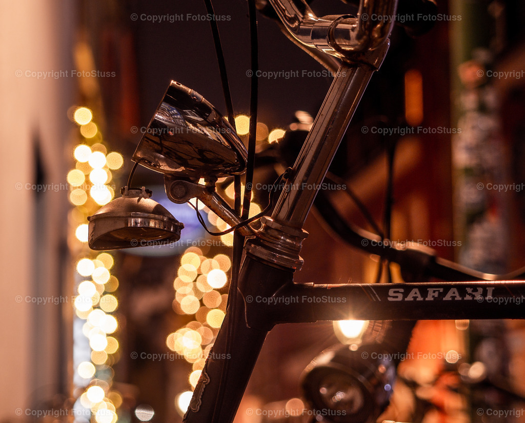 Fahrrad in der Altstadt von Münster | Fahrrad mit defekter Lampe in der Altstadt von Münster bei Nacht im Winter. - Realisiert mit Pictrs.com