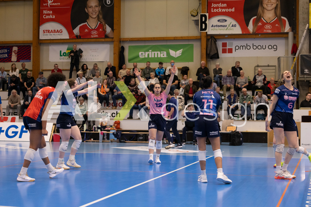 Volleyball I Frauen I Saison 2025-2026 I Volleyball NLA | Women I 1/2 Finals I  VC Kanti Schaffhausen - Sm'Aesch Pfeffingen I 07.03.2026 | Sm'Aesch Pfeffingen Spielerinnenkreis - Realisiert mit Pictrs.com