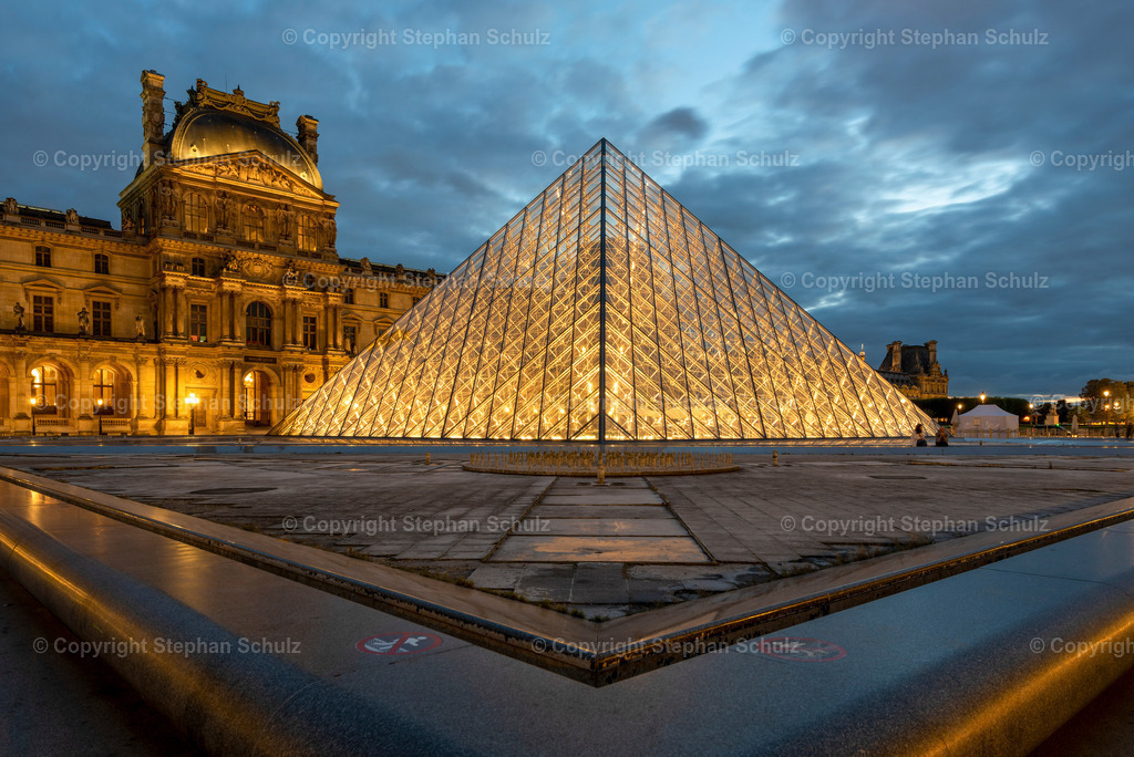 Paris, Frankreich - Louvre | Die Glaspyramide im Innenhof des Kunstmuseums Louvre. - Realisiert mit Pictrs.com
