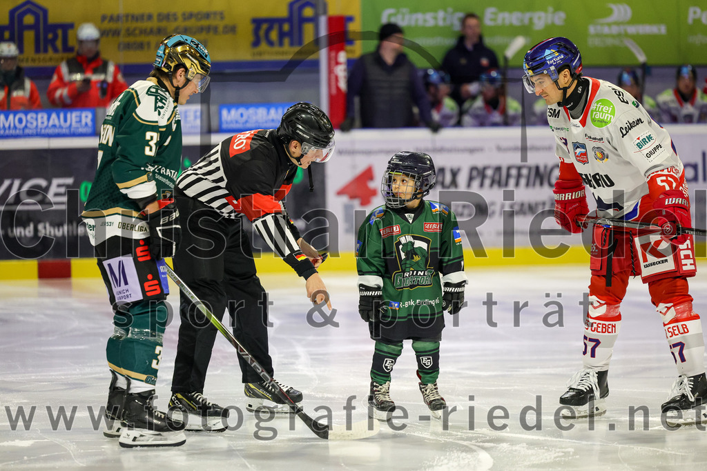2026-01-18_048_TSV_Erding_gegen_Selber_Woelfe | Erding, Deutschland, 18.01.2026:Eishockey, Oberliga Süd 2025 / 2026, 38. Spieltag, TSV Erding gegen Selber Wölfe, Endergebnis: 2:3 n.V.Thomas Matheson (Erding Gladiators, #37), Daniel Weiß (Selber Wölfe, #57)Foto: Christian Riedel / fotografie-riedel.net