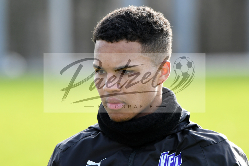 20200215_TRAOSN_0050 | Fussball, Herren: Felix Agu (VfL Osnabrueck) schaut waehrend der Trainingseinheit des VfL Osnabrueck im Sportpark Illoshoehe am 15.02.2020 in Osnabrueck, Deutschland. - Realisiert mit Pictrs.com