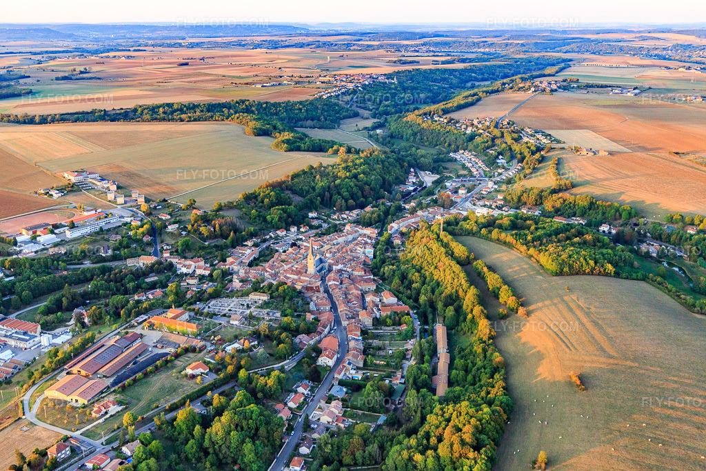 Aerial view: View of the town from the southwest in Vézelise in the state Meurthe et Moselle, France.Photo: IMG_117958.jpg taken on 09/14/2019 by Werner Riehm/FLY-FOTO.comResolution of the original: 5472 x 3648 px