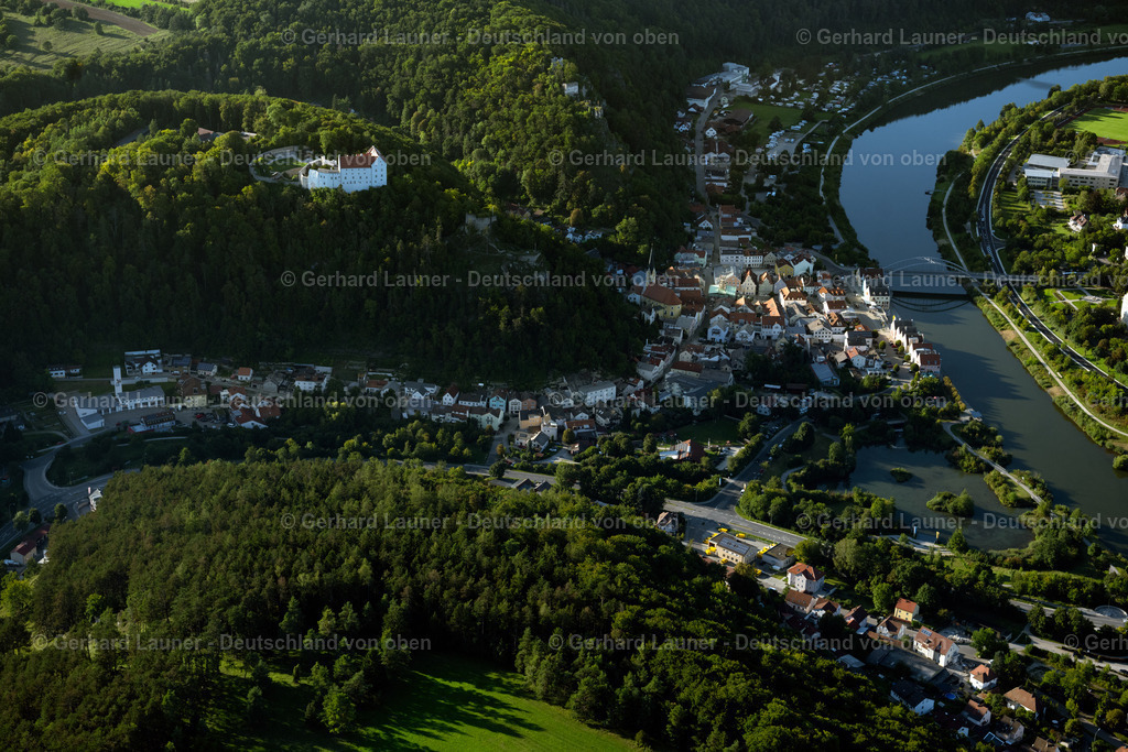 4050971 | RIEDENBURG 03.09.2021 Ortskern am Uferbereich des Altmühl - Flußverlaufes in Riedenburg im Bundesland Bayern, Deutschland. // Village on the banks of the area Altmuehl - river course in Riedenburg in the state Bavaria, Germany. Foto: Gerhard Launer, W