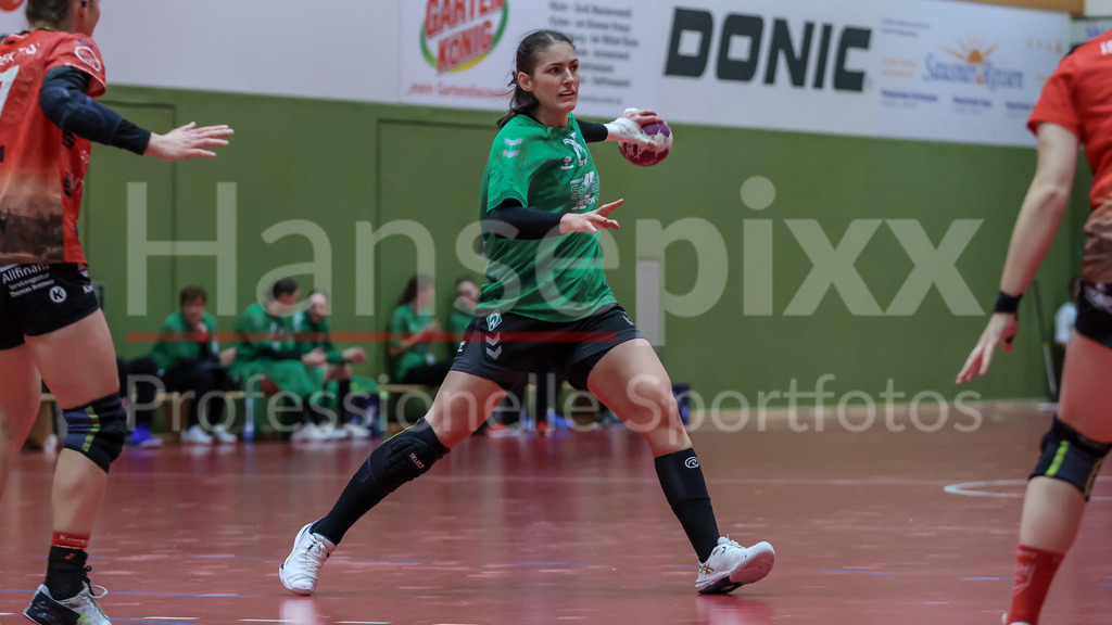 Handball, 2. Bundesliga Frauen, SV Werder Bremen - TG Nürtingen | v.li.: Anna Lena Bergmann (SV Werder Bremen, 25) am Ball, Spielszene, Aktion, Action