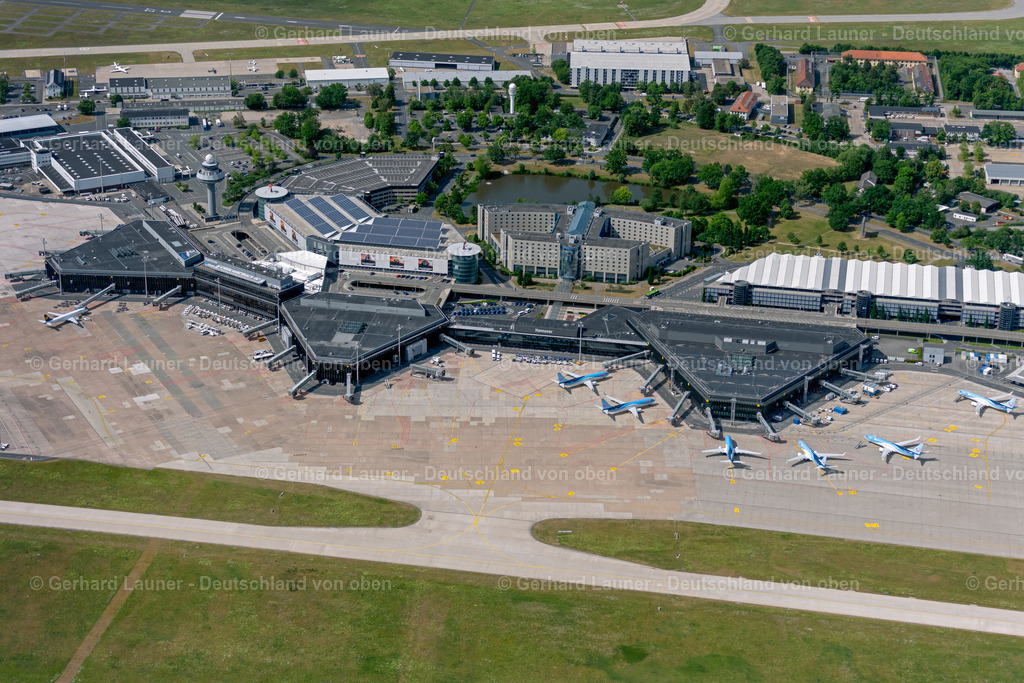 4030853 | LANGENHAGEN 02.06.2020 Abfertigungs- Gebäude und Terminals auf dem Gelände des Flughafen " Flughafen Hannover-Langenhagen GmbH " in Langenhagen im Bundesland Niedersachsen, Deutschland. Weiterführende Informationen bei: Flughafen Hannover-Langenhagen GmbH. // Dispatch building and terminals on the premises of the airport " Flughafen Hannover-Langenhagen GmbH " in Langenhagen in the state Lower Saxony, Germany. Further information at: Flughafen Hannover-Langenhagen GmbH. Foto: Gerhard Launer