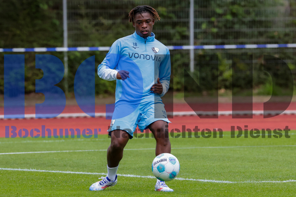 1. Fussball Bundesliga:  Trainingsauftakt VfL Bochum 1848 {date} -  | {headline}(Foto: Sebastian Sendlak / BOND)DFL regulations prohibit any use of photographs as image sequences and/or quasi-videos. - Realisiert mit Pictrs.com