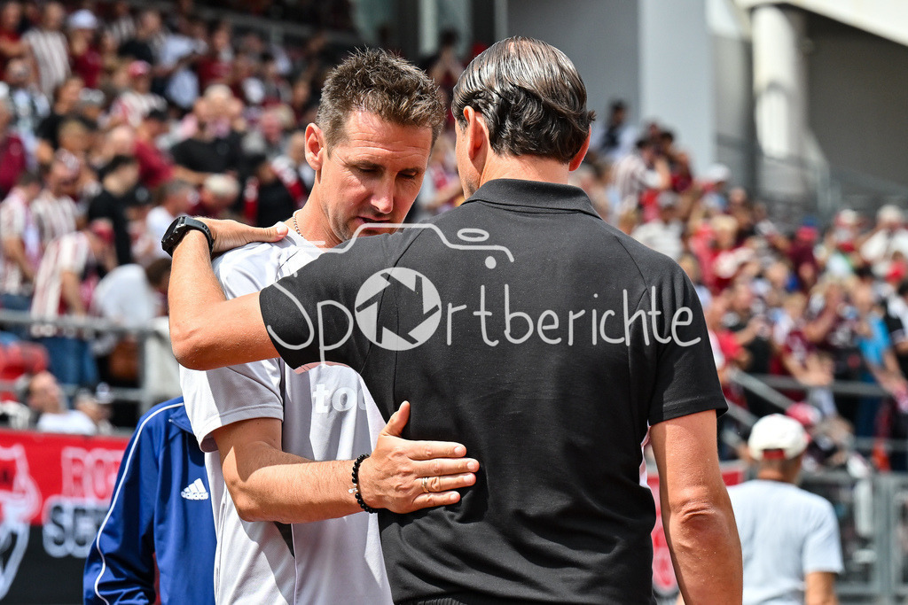 1. FC Nürnberg - Borussia Mönchengladbach | im Bild Miroslav KLOSE Trainer 1. FC Nuernberg und Gerardo SEOANE Trainer Borussia Moenchengladbach vor der Partie / Testspiel: 1. FC Nuernberg - Borussia Mönchengladbach, Max-Morlock Stadion am 26.07.2025 / DFL REGULATIONS PROHIBIT ANY USE OF PHOTOGRAPHS AS IMAGE SEQUENCES AND/OR QUASI-VIDEO