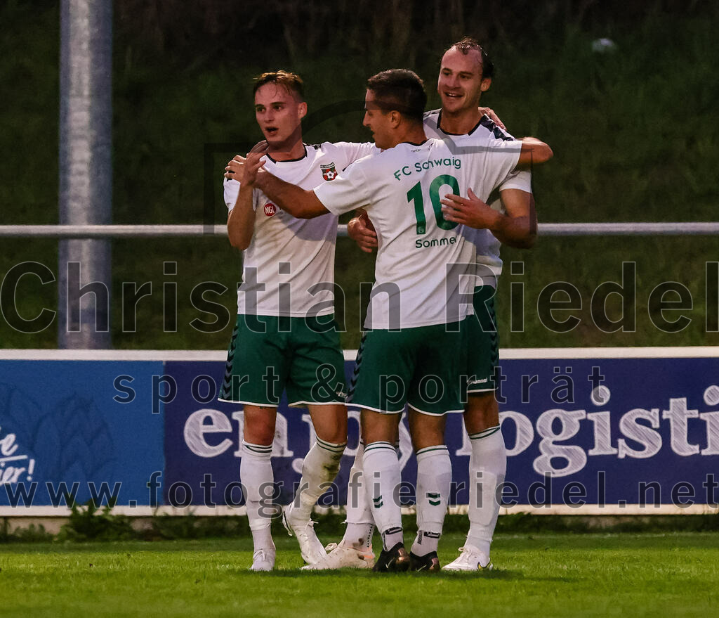 2023-09-01_107_FC_Schwaig_gegen_TSV_Gruenwald | Oberding, Deutschland, 01.09.2023:
Fußball, Landesliga Südost 2023 / 2024, 9. Spieltag, FC Schwaig gegen TSV Grünwald, Endergebnis: 3:1

Jubel nach dem 1:0 durch Markus Straßer (FC Schwaig, #11)
Leon Roth (FC Schwaig, #21), Vincent Sommer (FC Schwaig, #10), Markus Straßer (FC Schwaig, #11)

Foto: Christian Riedel / fotografie-riedel.net