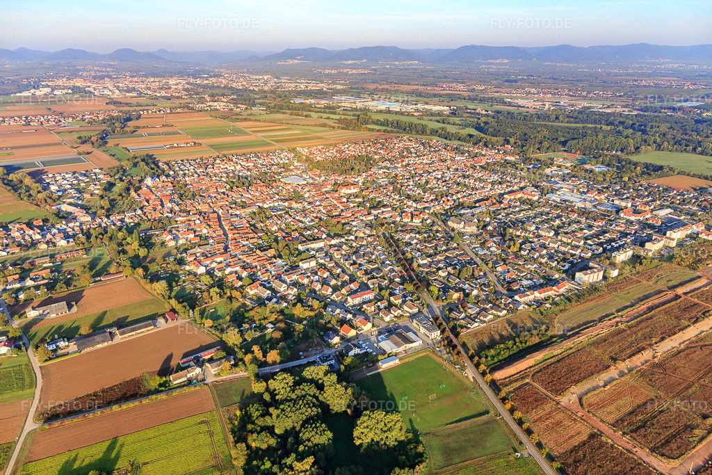 Luftbild: Germersheimer Straße von Südosten in Offenbach an der Queich im Bundesland Rheinland-Pfalz in Deutschland. Foto: IMG_129821.jpg vom 10.10.2021 durch Werner Riehm/FLY-FOTO.de