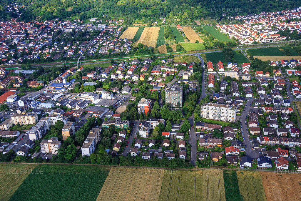 Luftbild: Wohnblöcke and der Gutenbergstraße und Thomastr in Hemsbach im Bundesland Baden-Württemberg in Deutschland. Foto: IMG_090675.jpg vom 04.07.2016 durch Werner Riehm/FLY-FOTO.de