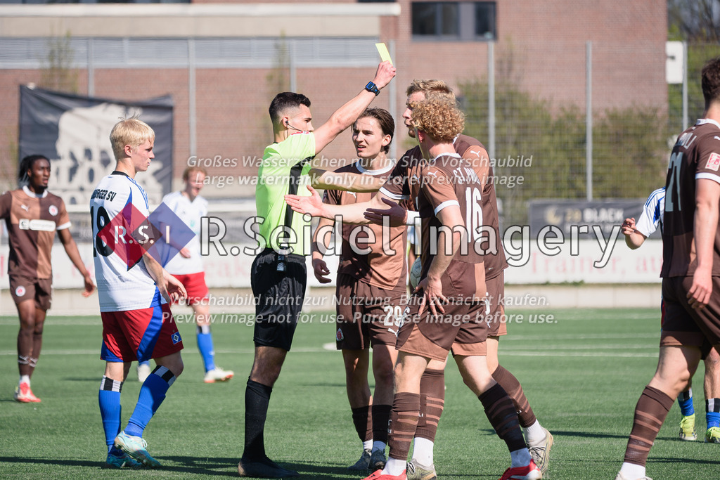 RS-1-105904 | Kiezkicker bedrängen Giulio Horney (Schiedsrichter), der Julius Grunwald (#22, FCSP) die gelbe Karte für ein Foul zeigen will.