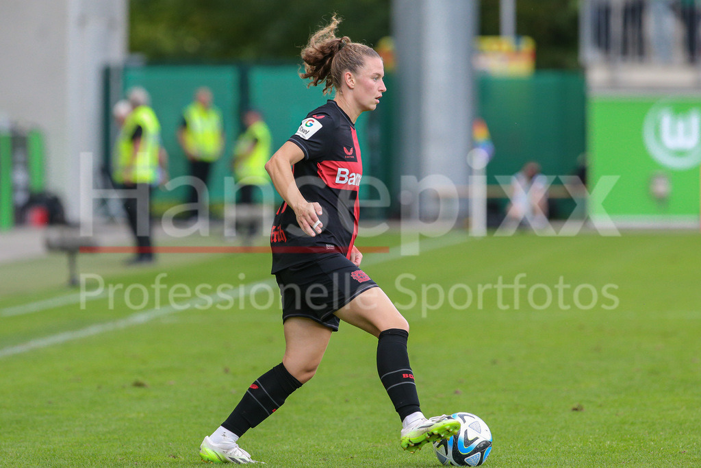 Fussball, Google Pixel Frauen-Bundesliga, VfL Wolfsburg - Bayer 04 Leverkusen | v.li.: Synne Skinnes Hansen (Bayer 04 Leverkusen, 10) Freisteller, Einzelbild, Ganzkörper, Aktion, Action, Spielszene, DIE DFB-RICHTLINIEN UNTERSAGEN JEGLICHE NUTZUNG VON FOTOS ALS SEQUENZBILDER UND/ODER VIDEOÄHNLICHE FOTOSTRECKEN. DFB REGULATIONS PROHIBIT ANY USE OF PHOTOGRAPHS AS IMAGE SEQUENCES AND/OR QUASI-VIDEO.