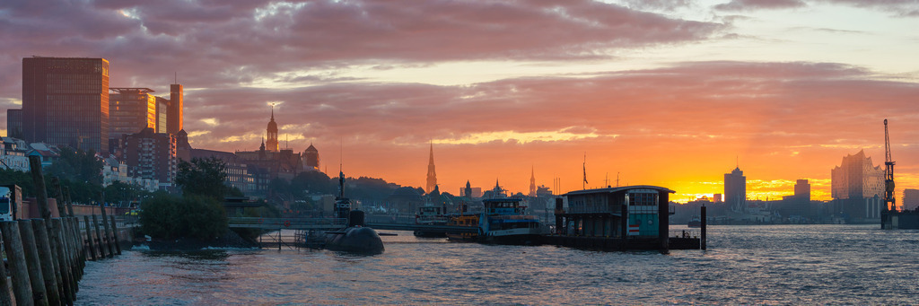 10240206 - Hamburg erwacht | Ein spektakuläres Panorama im Hamburger Hafen kurz vor Sonnenaufgang.