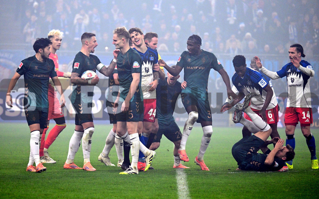 KBS Picture_HSV-WerderBremen_043 |  v.l. Stegemann Sascha Schiedsrichter und Vuskovic Luka (HSV) hat stress mit den Bremern ,Sportplatz :  Volksparkstadion, - Realisiert mit Pictrs.com