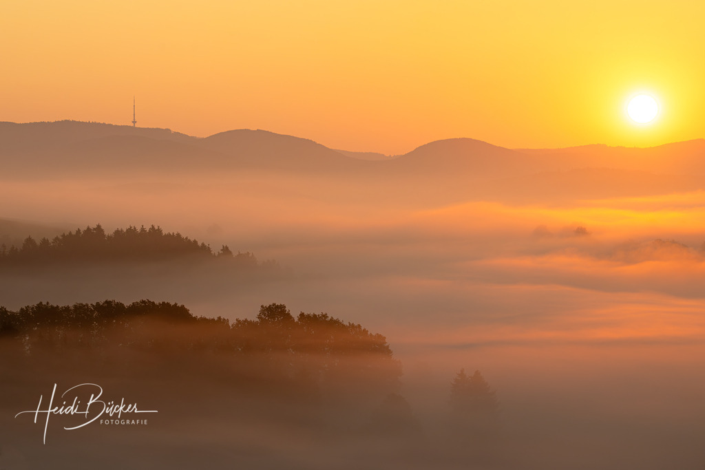 Hunauturm im Sonnenaufgang ober eines Nebelmeers | Hunauturm im Sonnenaufgang ober eines Nebelmeers - Realisiert mit Pictrs.com