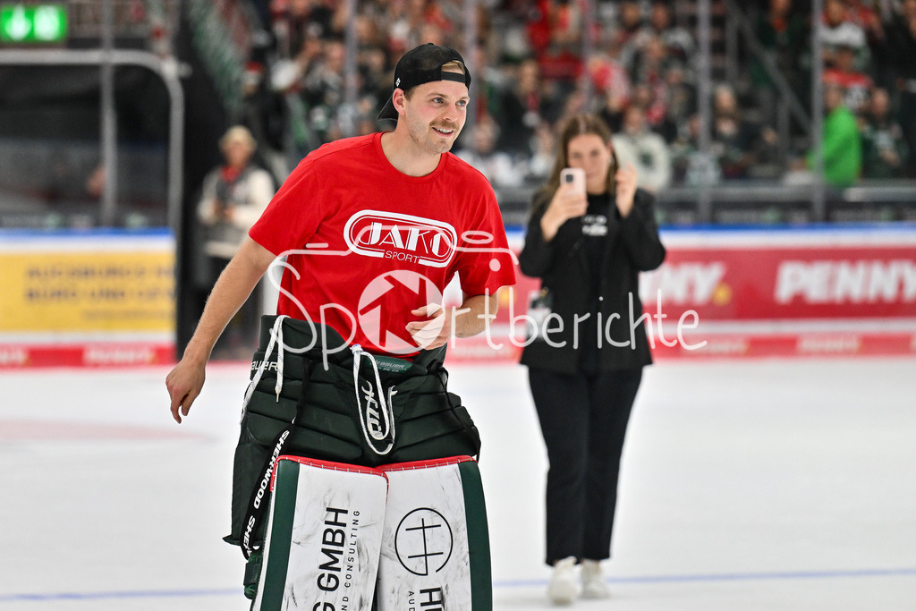 Augsburger Panther - Kölner Haie | Glückliche Augsburger Panther feiern den Heimsieg gegen Köln mit den heimischen Fans / DEL: Augsburger Panther - Kölner Haie; Curt Frenzel Stadion am 26.09.2025 / Michael GARTEIG (Augsburger Panther 34 / Einzelfoto / Freisteller