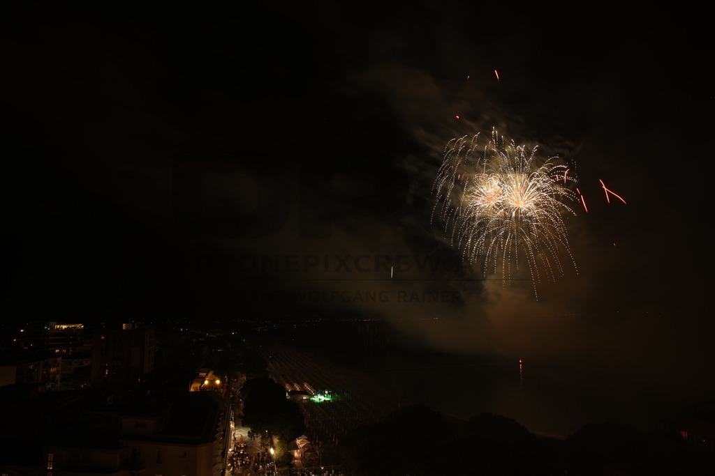 Ferragosto Fireworks in Grado, Italy | GRADO, ITALY, 15.AUG.26 - FIREWORKS - Ferragosto fireworks over the Adriatic Sea in Grado, Italy. Colorful fireworks light up the night sky above the beach, coastline and waterfront during the traditional summer celebration. - Realisiert mit Pictrs.com