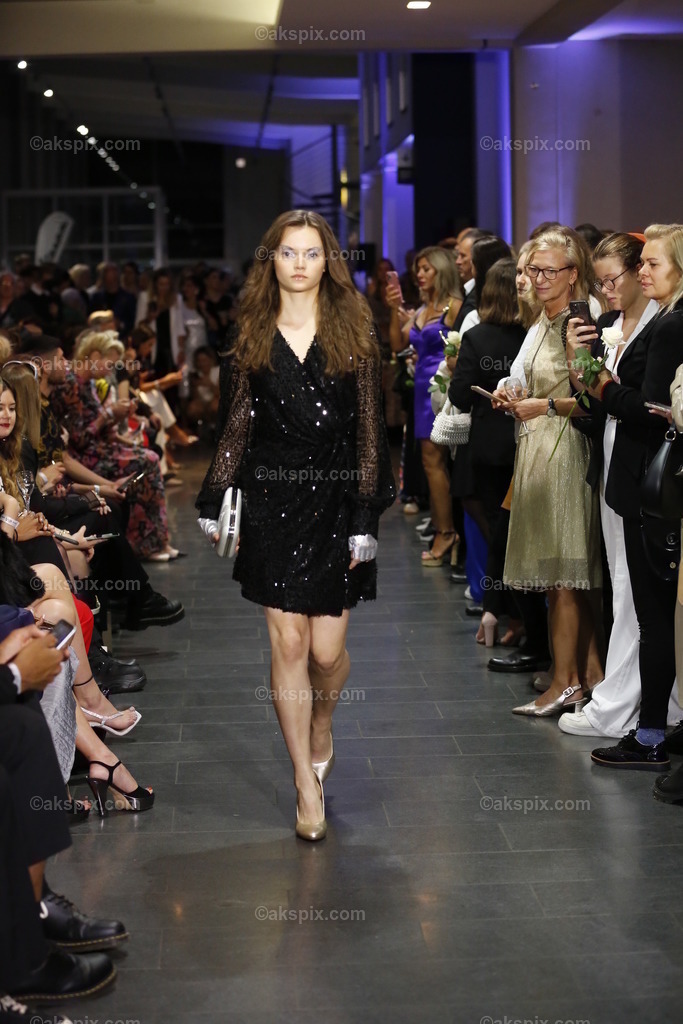 Deutschland: Fashionshow Silvermagic der brasilianischen Designerin Aline CELI während der Fashion Week Berlin | 08.09.2022, Berlin, Deutschland, Models laufen bei der Modenschau Silvermagic der brasilianischen Designerin Aline CELI während der Fashion Week Berlin im Autohaus König am 8. September 2022 in Berlin, Deutschland, über den Laufsteg.