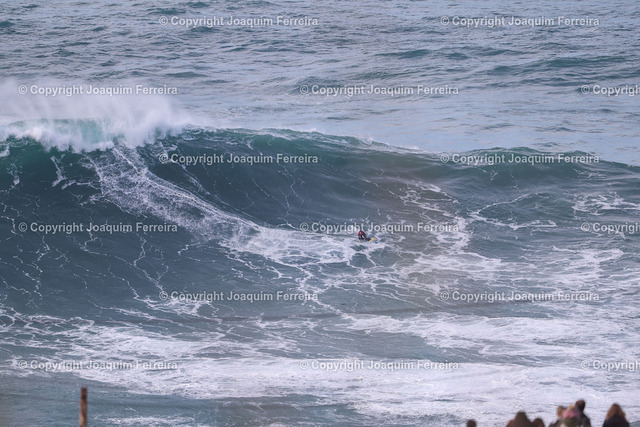 2025.01.25 xJAx Nazare_00902 Kopie | Nazare, Portugal Praia do Norte am 25. Januar 2025,  Surfer und die großen Wellen von Nazare in Portugal sind vom „Canhao de Nazare“ aus zu sehen v.l., Surfer reitet eine Welle - Realisiert mit Pictrs.com
