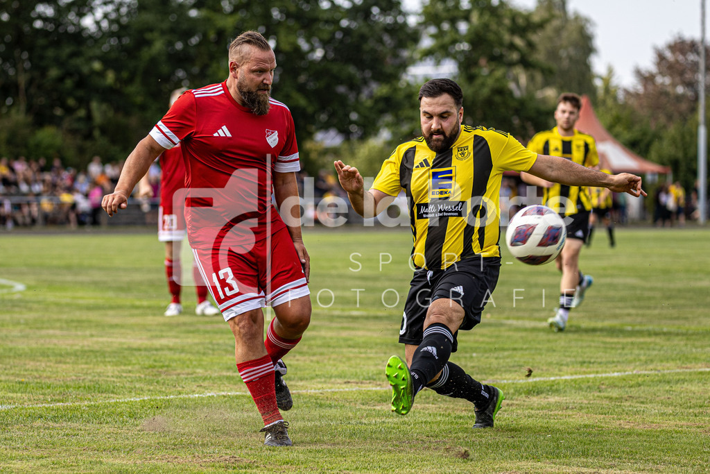 Stadensen - Maaß_ Marc (klärt vor Azad Caran) vs Wrestedt 090825 dlP | immodelaporte-sportfotos - Realisiert mit Pictrs.com