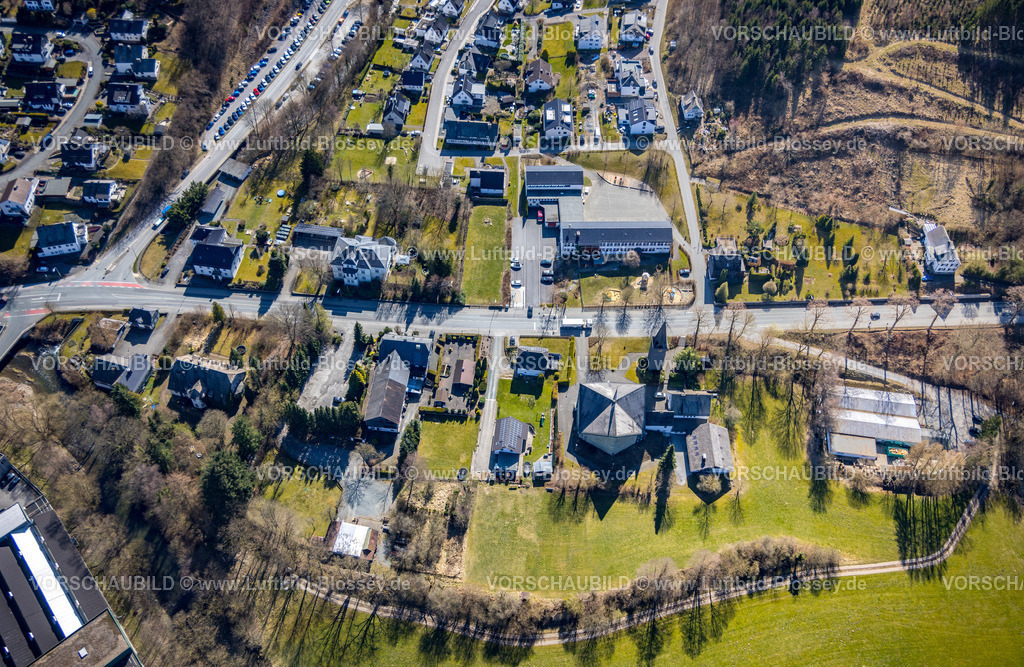 Meschede220302635 | Luftbild, kath. Kirche Wehrstapel Heilige Familie und Grundschule Wehrstapel, Wehrstapel, Meschede, Sauerland, Nordrhein-Westfalen, Deutschland