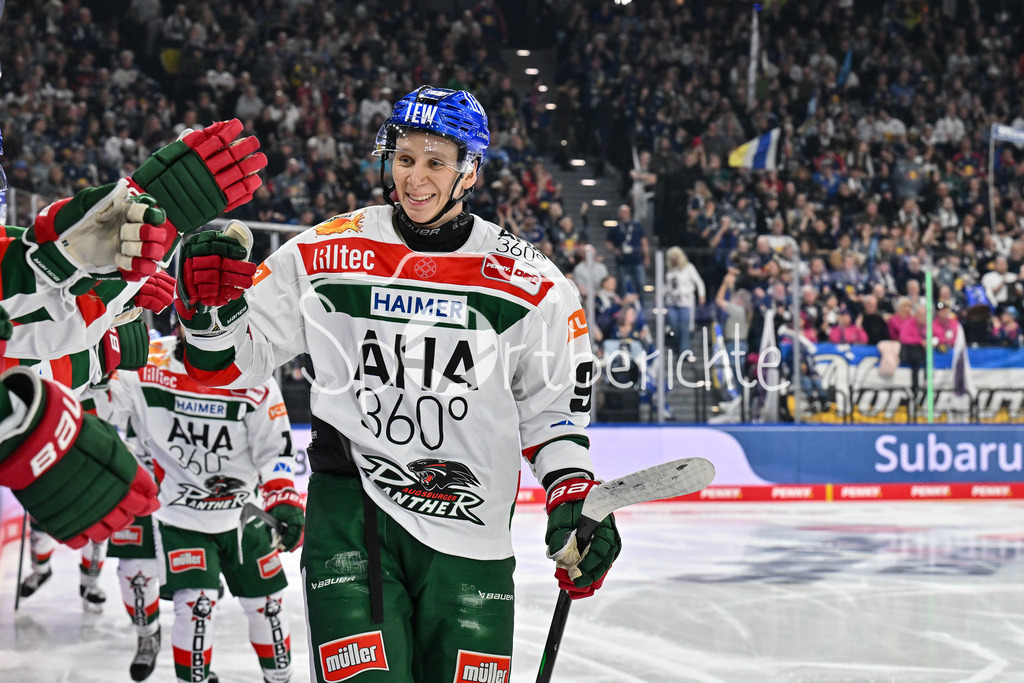 EHC RB München - Augsburger Panther | Jubel der Panther nach dem Treffer zum 1-1 durch Anrei HAKULINEN (Augsburger Panther #94) / Freude / Happy / tor / Torschuetze / DEL: EHC RB Muenchen - Augsburger Panther, SAP Garden am 23.11.2024