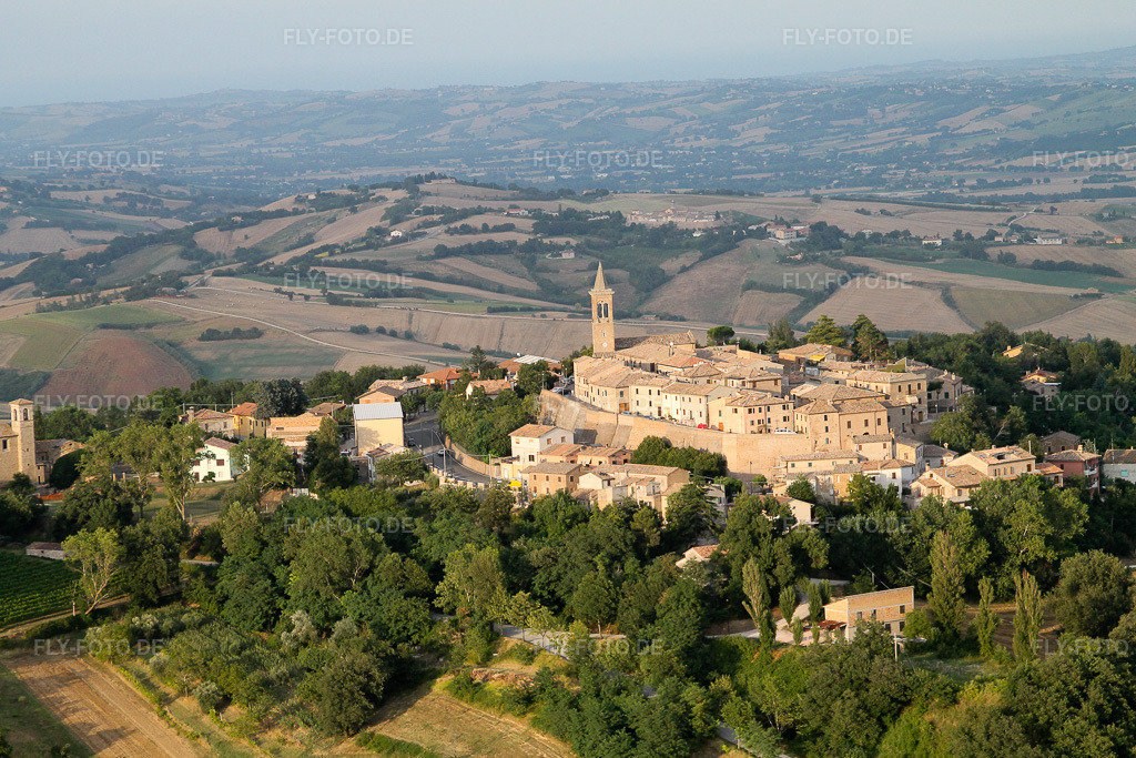 Luftbild: Ortsansicht der Straßen und Häuser von Fratte Rosa in Marche in Fratte Rosa im Bundesland Pesaro und Urbino in Italien. – Foto: IMG_43118.jpg vom 16.07.2011 durch Werner Riehm/FLY-FOTO.de – Auflösung des Originals: 4272 x 2848 px
