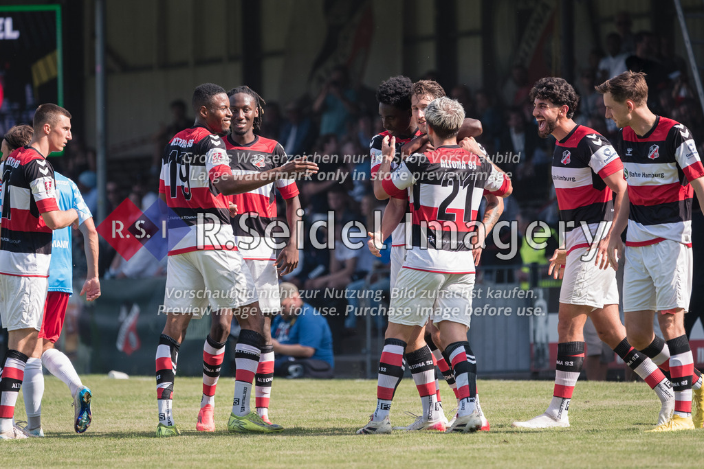 RS-1-126541 | AFC-Spieler feiern das 2:0 von Düwel. Im Bild v.l.: Moritz Bennet Grosche (#11, AFC), Lesley Kusi Karschau (#19, AFC), Alaka-Rodrigue Stephan Wemakor (#16, AFC), Emmanuel Elorm Ntsiakoh (#4, AFC), Max Düwel (#9, AFC, Torschütze, mittig), Tayfun Can (#21, AFC), Deniz Hasan Yilmaz (#2, AFC), Holger Nils Brüning (#14, AFC, Neuzugang aus Norderstedt)