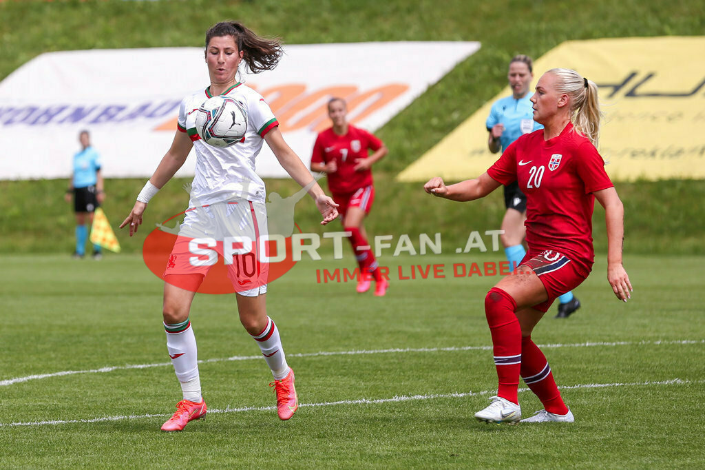 Norwegen U19  Bulgarien U19 | Zdravka Parapunova (BUL #10) Cathinka Cecilie Friis Tandberg (Norway #20) ; Norwegen U19  Bulgarien U19 am 13.05.2022 in Wels
(Huber Arena), AUSTRIA, (Photo by Ernst Krawagner sport-fan.at) - Realisiert mit Pictrs.com