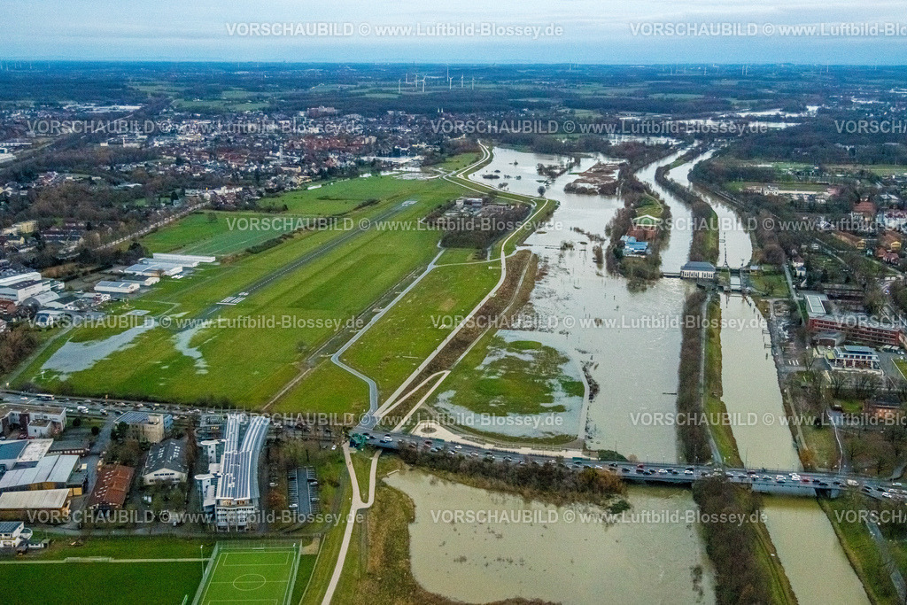 Hamm231204885 | Luftbild vom Hochwasser der Lippe, Weihnachtshochwasser 2023, Fluss Lippe tritt nach starken Regenfällen über die Ufer, Überschwemmungsgebiet Lippeaue Erlebensraum Lippestrand, Flugplatz Lippewiesen, Datteln-Hamm-Kanal und Schleuse Hamm, Stadtbezirk Heessen, Hamm, Ruhrgebiet, Nordrhein-Westfalen, Deutschland