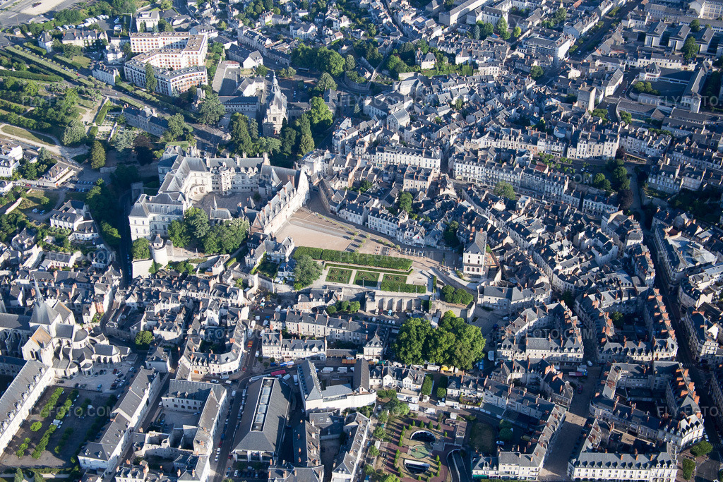 Aerial view: View of the town in Blois in the state Loir et Cher, France. – Photo: IMG_082047.jpg taken on 06/20/2015 by Werner Riehm/FLY-FOTO.com – Resolution of the original: 5472 x 3648 px