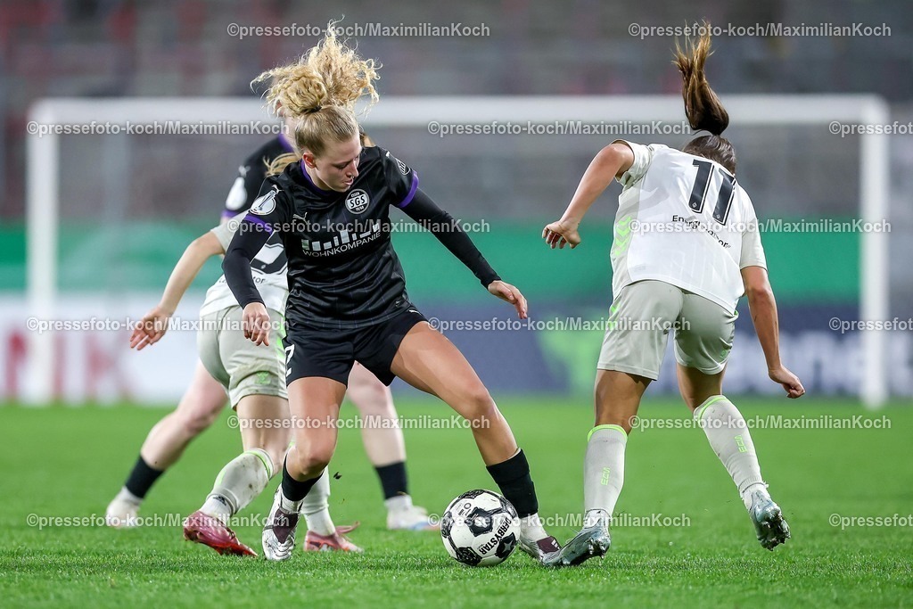 SGS11032601088 | 2026.03.11, Fußball, DFB-Pokal Frauen, SGS Essen - SV Werder Bremen, Viertelfinale, Stadion an der Hafenstraße, Damen, Saison 2025 / 2026: Julie Terlinden (SGS Essen #02) im Zweikampf gegen  Michelle Weiß (Werder Bremen #15) Maja Sternad (Werder Bremen #11)  DFB regulations prohibit any use of photographs as image sequences and or quasi-video.