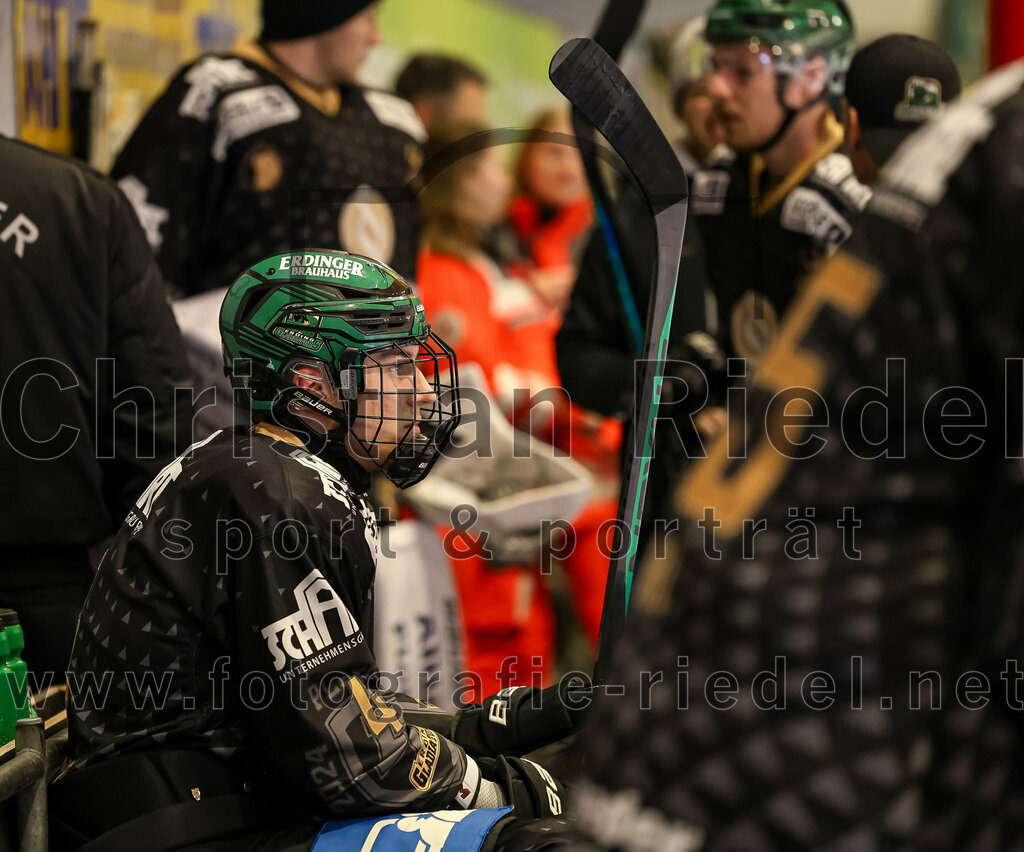 2024-02-23_079_TSV_Erding_gegen_ERSC_Amberg | Erding, Deutschland, 23.02.2024:
Eishockey, Bayernliga Playoffs 2023 / 2024, 3. Spieltag, TSV Erding gegen ERSC Amberg, Endergebnis: 2:3 n. V.

Simon Franz (Erding Gladiators, #4)

Foto: Christian Riedel / fotografie-riedel.net