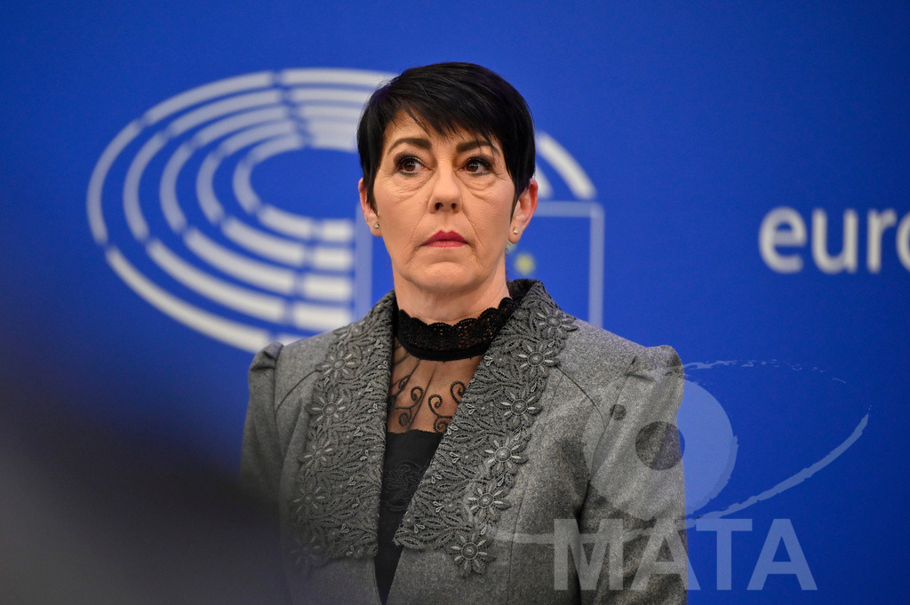 _DWI0059 | Politikerin Christine Anderson bei einer Pressekonferenz zum Thema ' Alarmierende Statistiken zu den Folgen des COVID-Lockdowns' im Europäischen Parlament. Straßburg, 18.01.2023 - Realisiert mit Pictrs.com