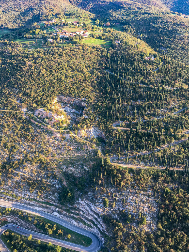 Vue aérienne: Marguzzo: Agriturismo El Cioci à Paitone dans le département Brescia, Italie. Photo: IMG-135041.jpg prise le 23/09/2022 par Werner Riehm/FLY-FOTO.eu – Résolution de l'original: 3024 x 4032 px