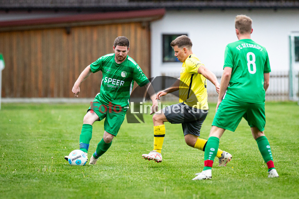 FC Seeshaupt gegen SV Bernried | Fußball A-Klasse Herren Oberbayern Zugspitze Gruppe 5 2025/26, FC Seeshaupt gegen SV Bernried, 20250504,Peter HÖCHERL (FC Seeshaupt 18) in Aktion,2025-05-04 in Seeshaupt (Sportplatz Seeshaupt Platz 1), Peter HÖCHERL (FC Seeshaupt 18), Peter SEDLMAIER (SV Bernried 4)Copyright: WolfgangxLindner www.foto-lindner.de