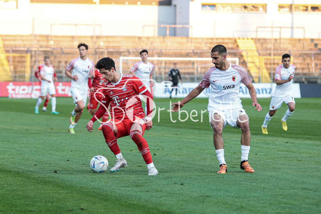 FC Bayern Amateure - FC Augsburg II | Grant Leon RANONS (FCB #22) im Duell mit Nick RASOULINIA (FCA #4)