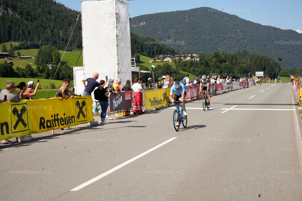 798_20230817_Bewerb_Maenner_Muehlanger | AUT - OESTERREICH, 2023-08-16: SPORT RENNRAD-FAHREN - 55. INTERNATIONALER RADWELTPOKAL IN ST. JOHANN IN TIROL  - Vintage-Radrennen mit WM-Bronze-Medaillen-Siegerin Christina Schweinberger, den Teilnehmer und Alexander Baumann (vom Orginastions-Team) - TAG 2 BEWERB MAENNER IN SECHS GRUPPEN  ; Foto: Roland Muehlanger