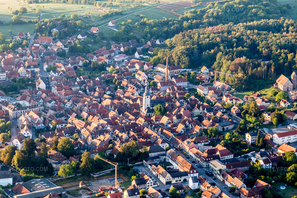 Aerial view: Village view in Bouxwiller in the state Bas-Rhin, France. – Photo: IMG_111643.jpg taken on 09/16/2018 by Werner Riehm/FLY-FOTO.com – Resolution of the original: 5375 x 3583 px