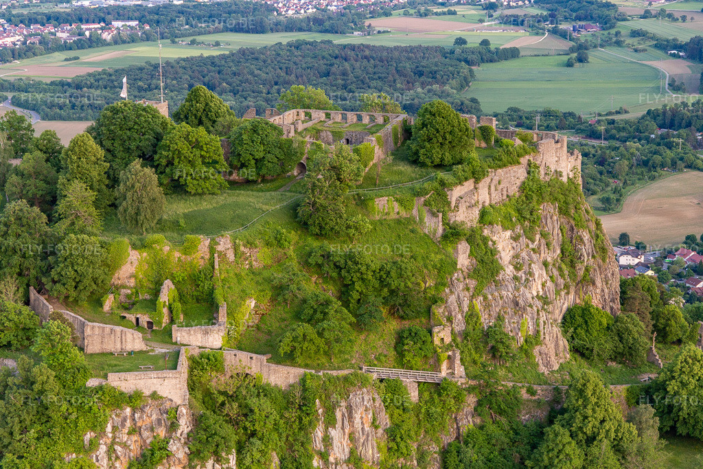 Luftbild: Hohentwiel(ein erloschener Vulkan) mit Festungsruine von 914 und Panoramablick in Singen im Bundesland Baden-Württemberg in Deutschland. Foto: IMG_131803.jpg vom 25.05.2022 durch Werner Riehm/FLY-FOTO.deFestungsruine Hohentwiel