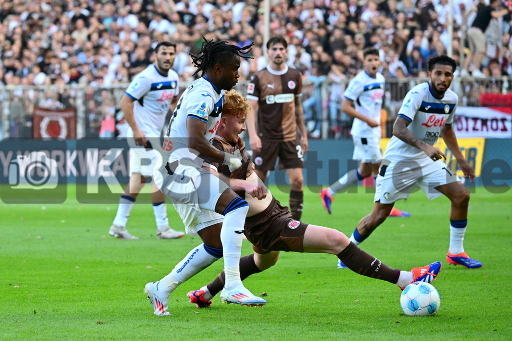 KBS Picture_FCStPauli-AtalantaBergamo_Test_039 | v.l. Ademola Lookman (Atalanta Bergamo) , Wagner Robert (St.Pauli) ,Sportplatz :  Millerntor Stadion, - Realisiert mit Pictrs.com