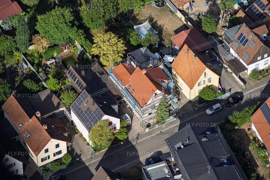 Luftbild: Baustelle zur Totalrenovierung eines EFH in der Waldstr in Kandel im Bundesland Rheinland-Pfalz in Deutschland. – Foto: IMG_158373.jpg vom 06.08.2026 durch Werner Riehm/FLY-FOTO.de – Auflösung des Originals: 5748 x 3832 px